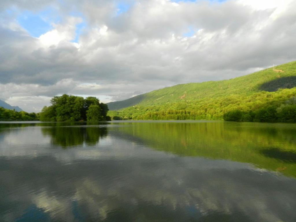 Gite Les Platanes Sainte-Helene-du-Lac Exterior foto